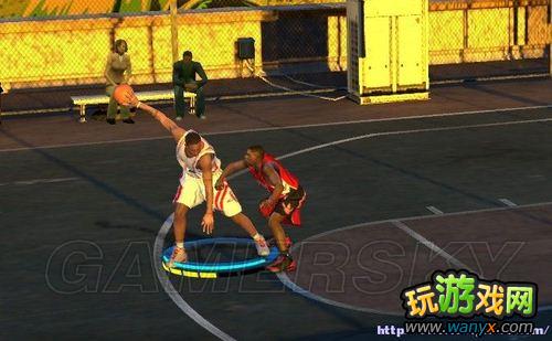 《NBA 2K13》湖人队现场有特殊观众以及如何100%单手抓球方法